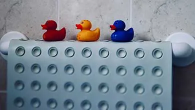 Bath mat on towel rack with rubber ducks